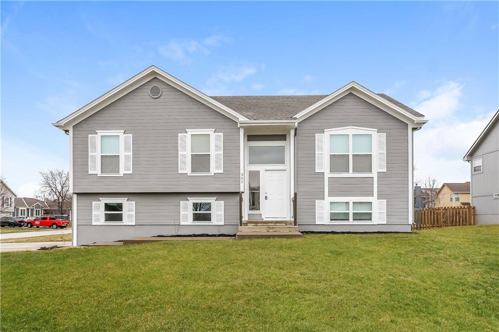 502 Sunny Ln, Raymore, MO 64083