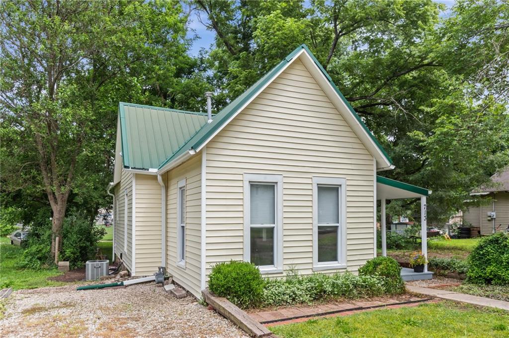 713 S Sycamore St, Ottawa, KS 66067