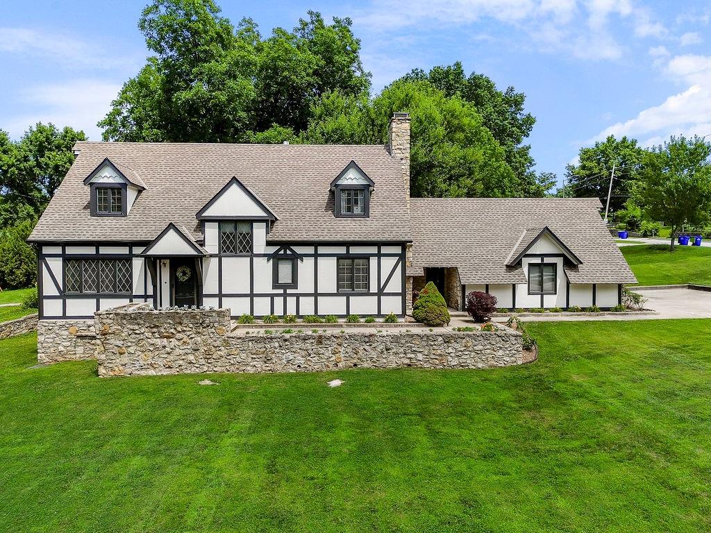 5475 Clare Rd, Shawnee, KS 66226