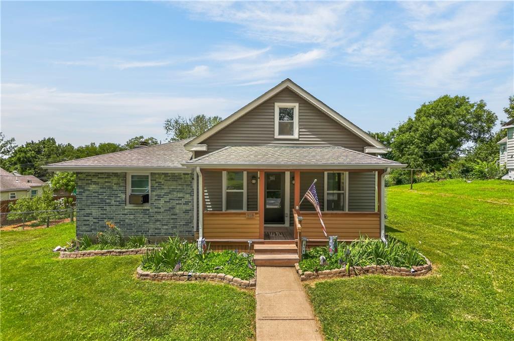 918 N Claremont St, Sugar Creek, MO 64054