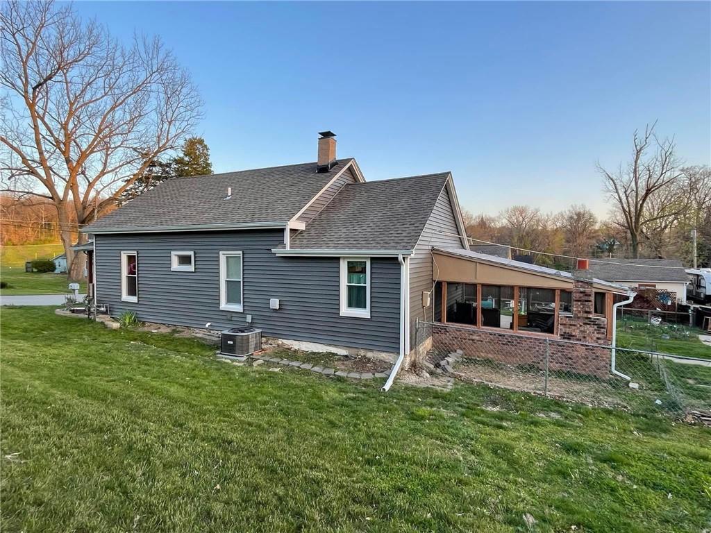 918 N Claremont St, Sugar Creek, MO 64054