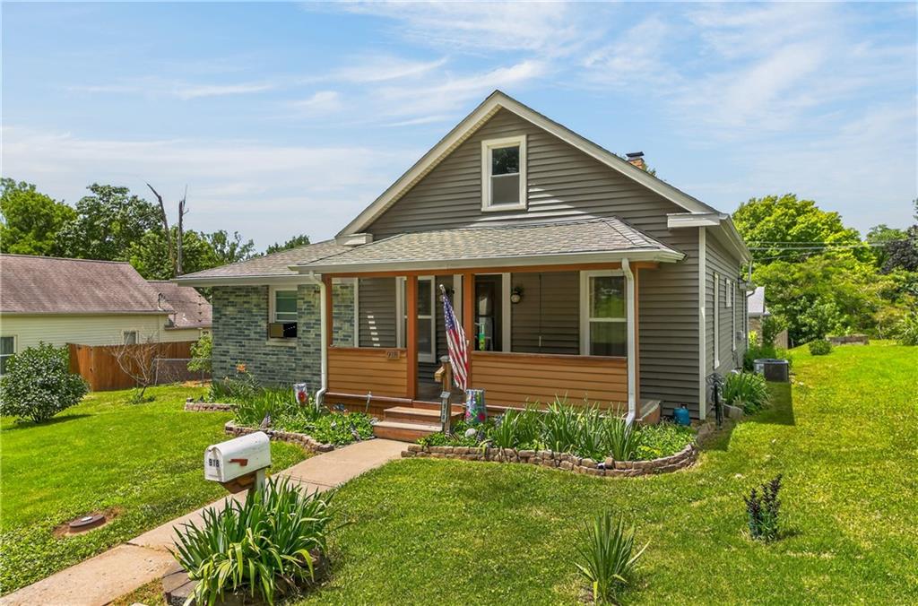 918 N Claremont St, Sugar Creek, MO 64054