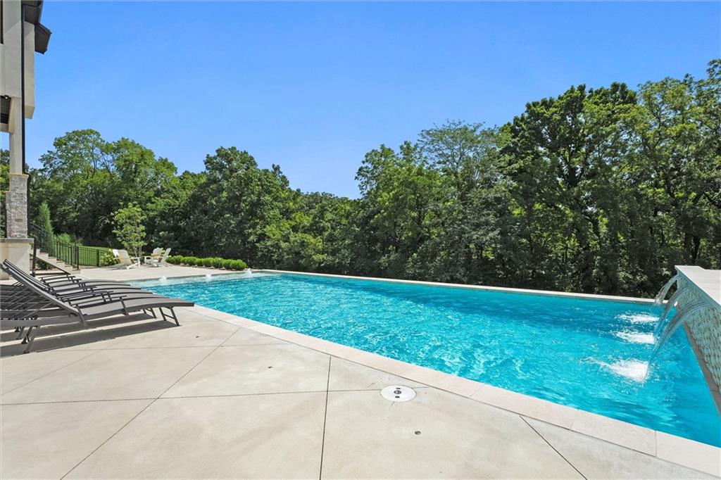7390 N National Dr, Parkville, MO 64152