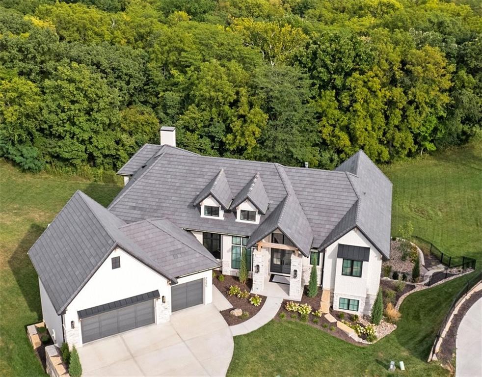 7390 N National Dr, Parkville, MO 64152