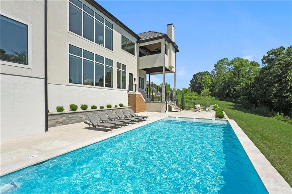 7390 N National Dr, Parkville, MO 64152