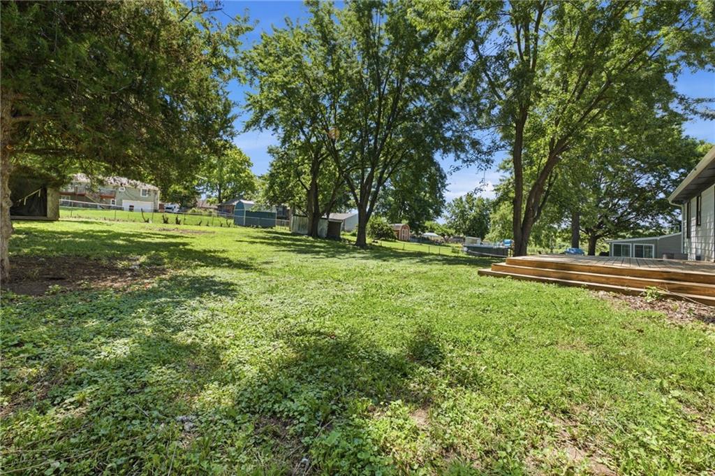 1813 N Farview Dr, Independence, MO 64058