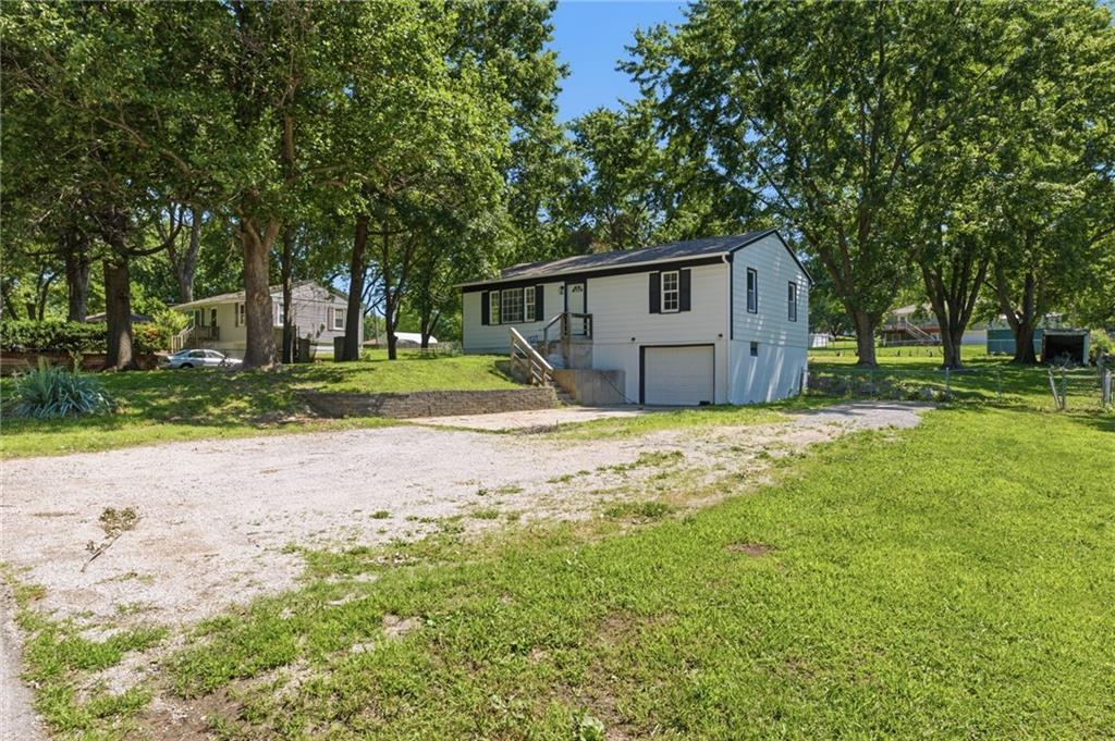1813 N Farview Dr, Independence, MO 64058