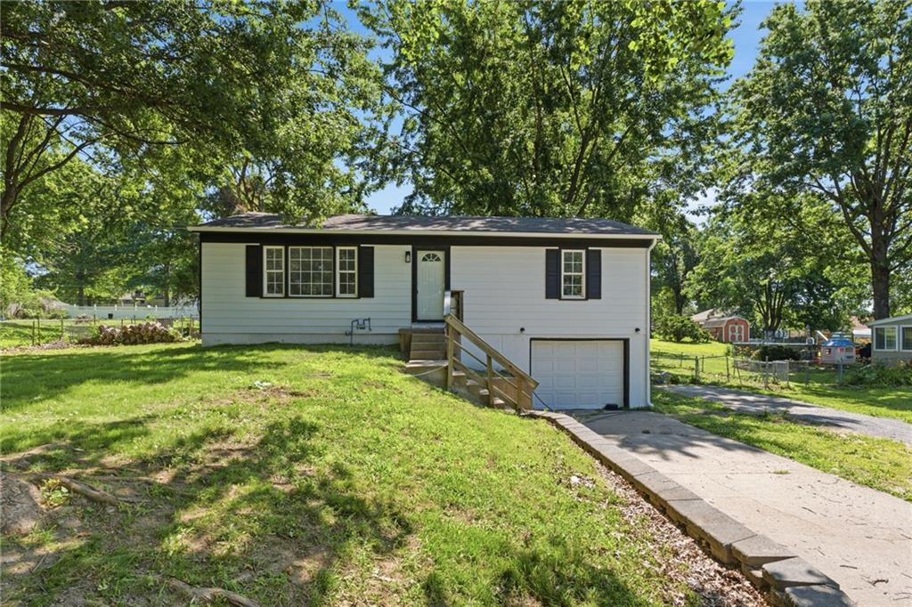 1813 N Farview Dr, Independence, MO 64058