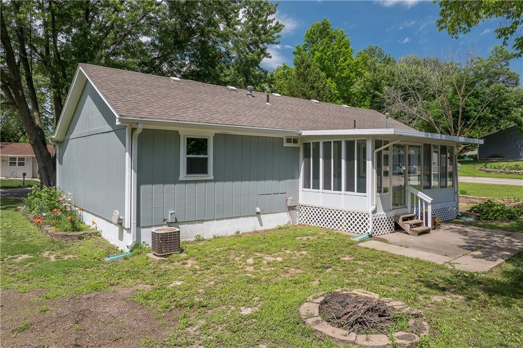 2710 Roma Ln, Country Club, MO 64505