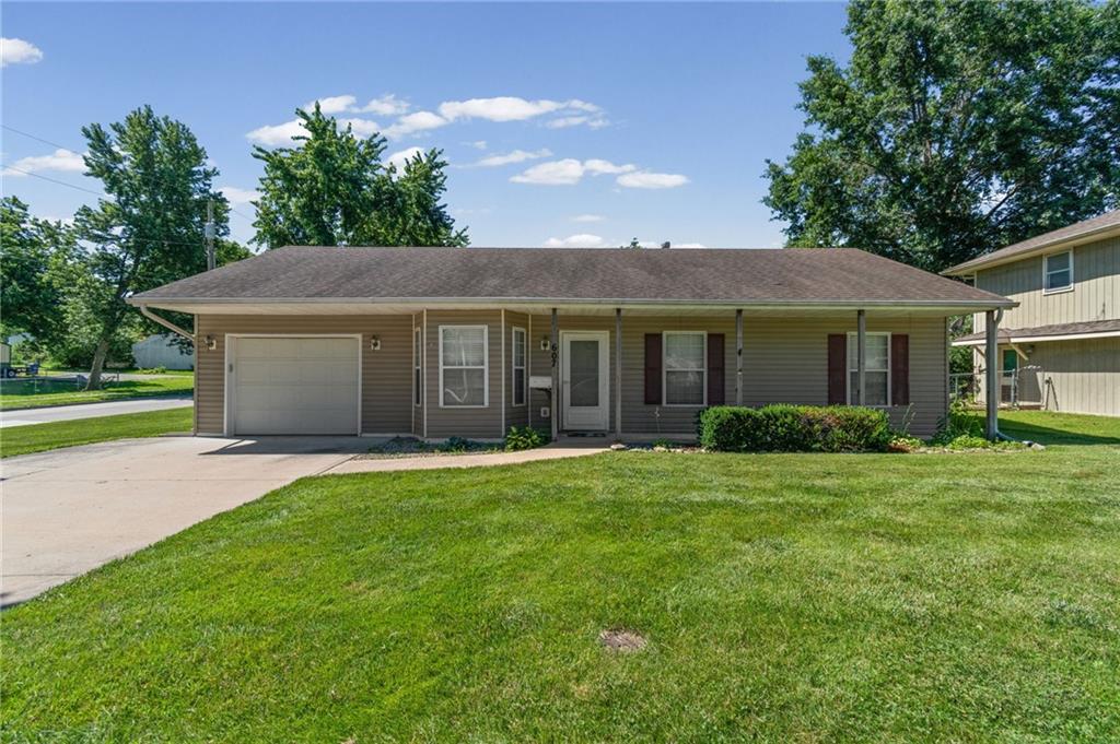 607 W 6th St, Cameron, MO 64429