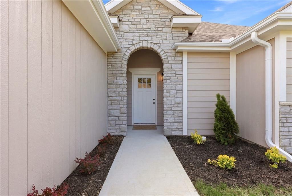 328 NE 51st Rd, Warrensburg, MO 64093