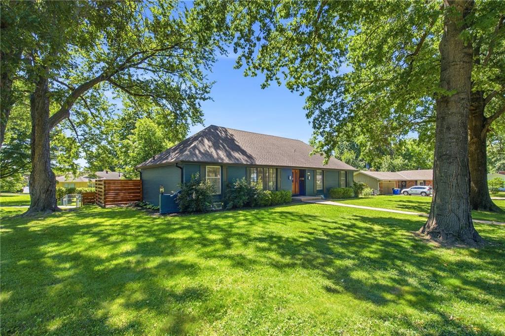 9501 Canterbury St, Leawood, KS 66206