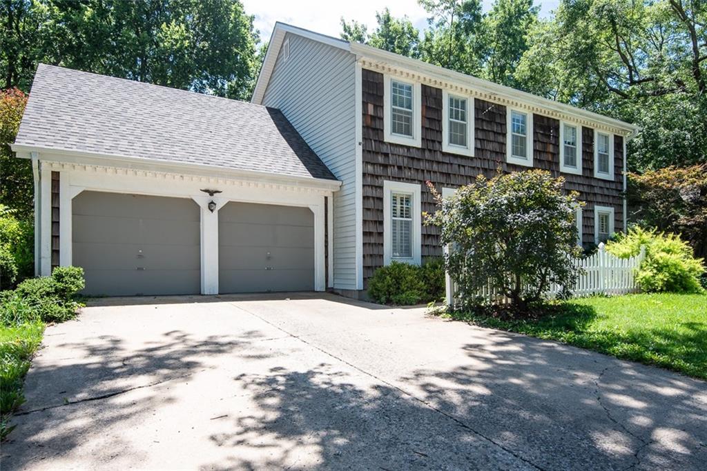 10411 W 52nd Ter, Shawnee, KS 66203