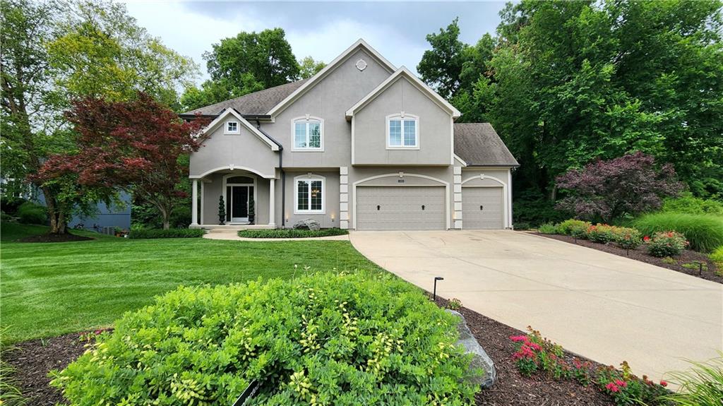 10202 NW River Hills Dr, Parkville, MO 64152