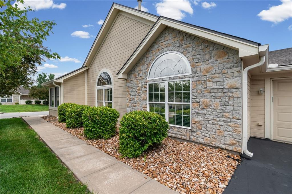 6147 NE Kensington Dr #26B, Lee's Summit, MO 64064