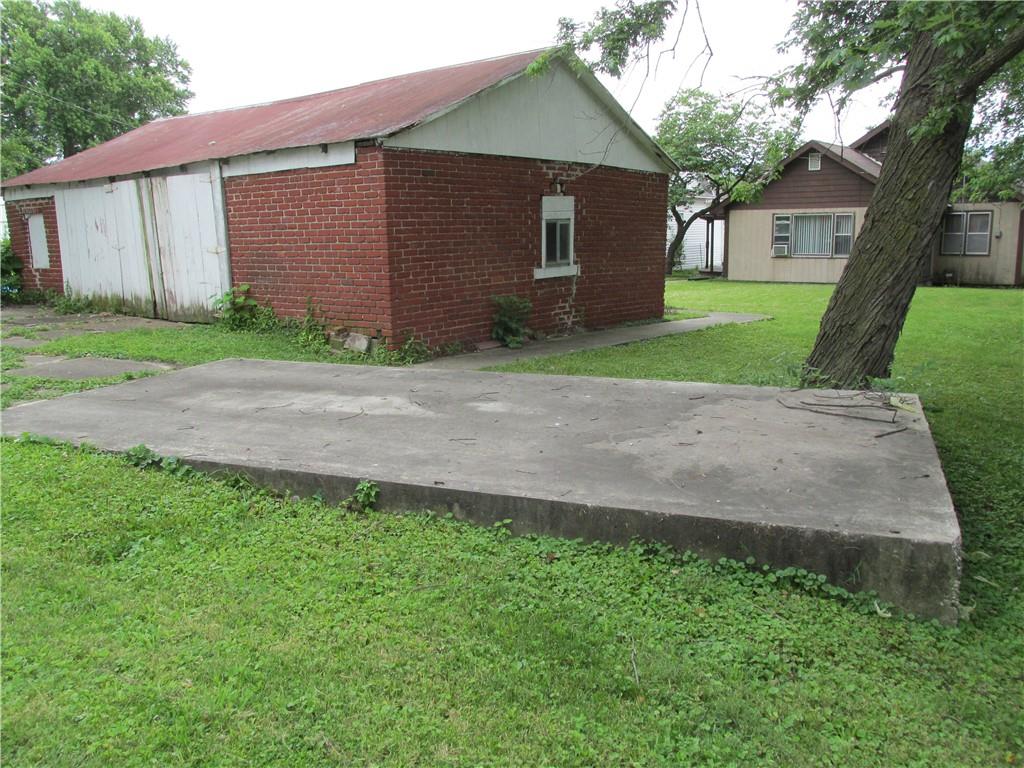 214 W 7th St, Cameron, MO 64429