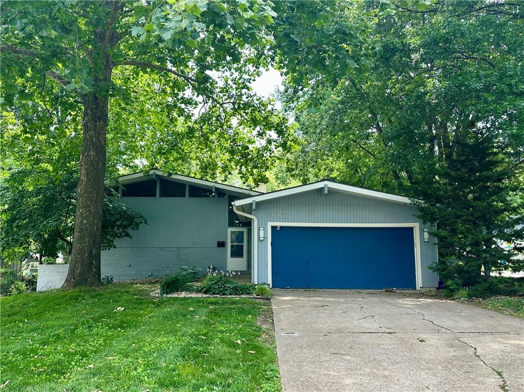 9102 Grant Ln, Overland Park, KS 66212