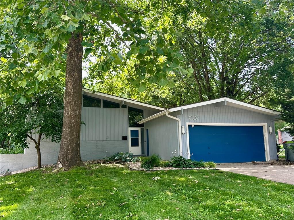 9102 Grant Ln, Overland Park, KS 66212