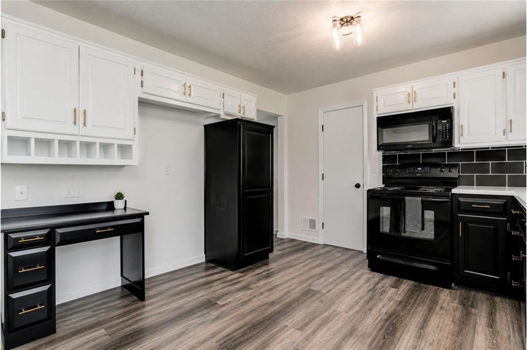 824 S Elk Ln, Bonner Springs, KS 66012