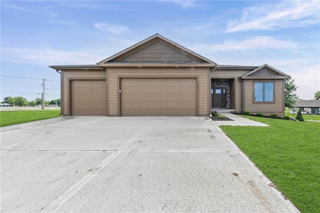 1201 Cottonwood Ct, Paola, KS 66071