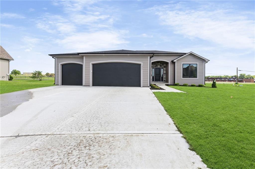 1205 Cottonwood Ct, Paola, KS 66071