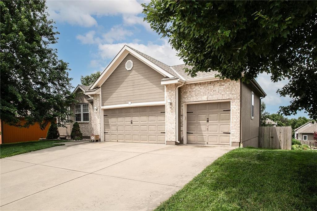 406 Briar Ln, Kearney, MO 64060