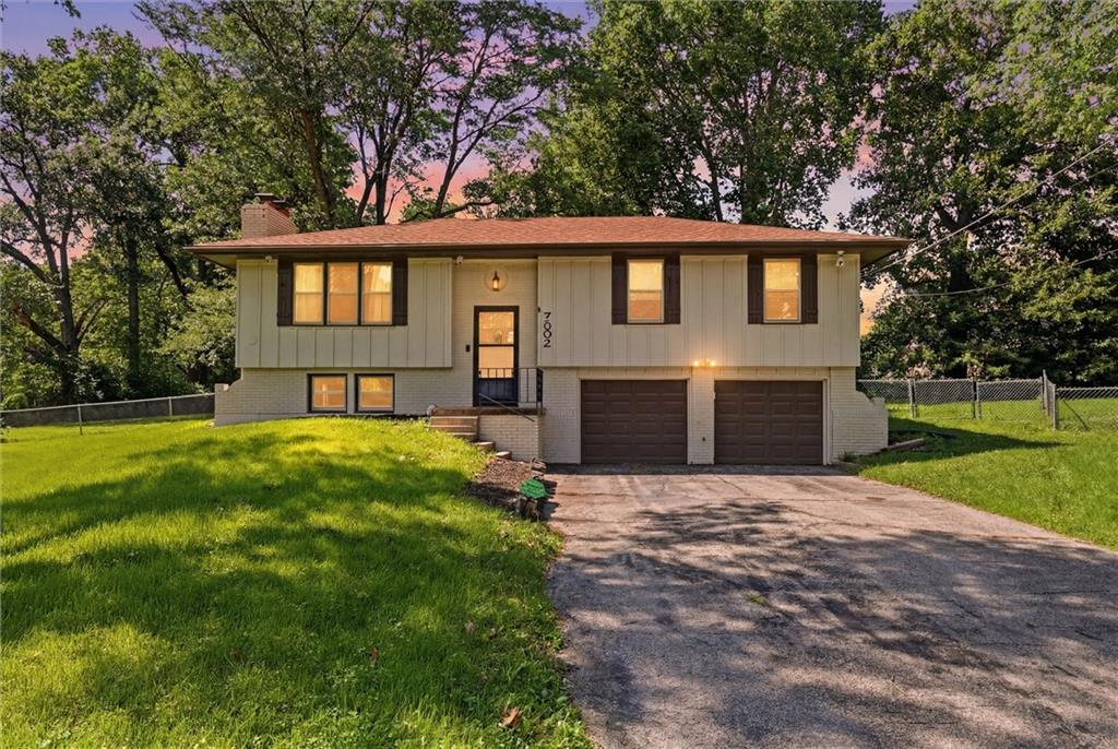 7502 Donal Ave, Pleasant Valley, MO 64068