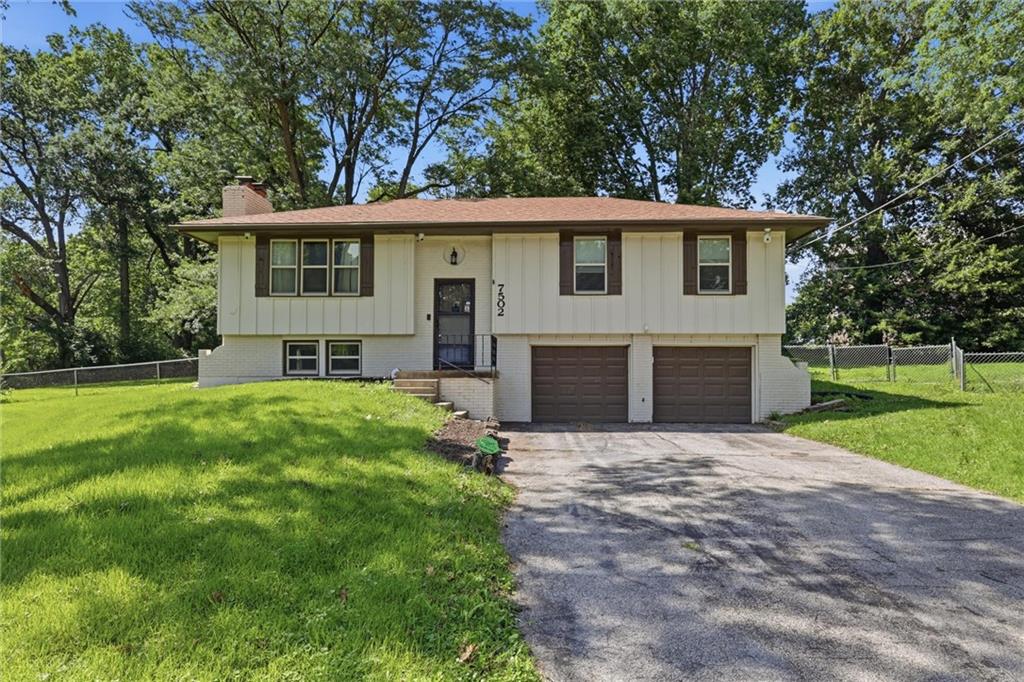 7502 Donal Ave, Pleasant Valley, MO 64068