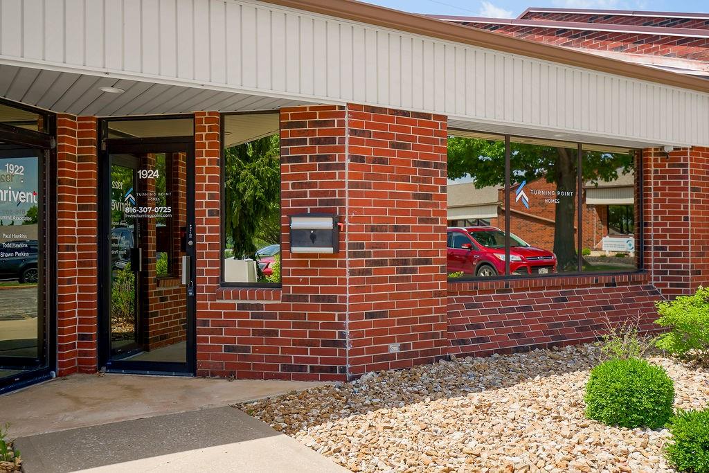 1924 Copper Oaks Cir, Blue Springs, MO 64015