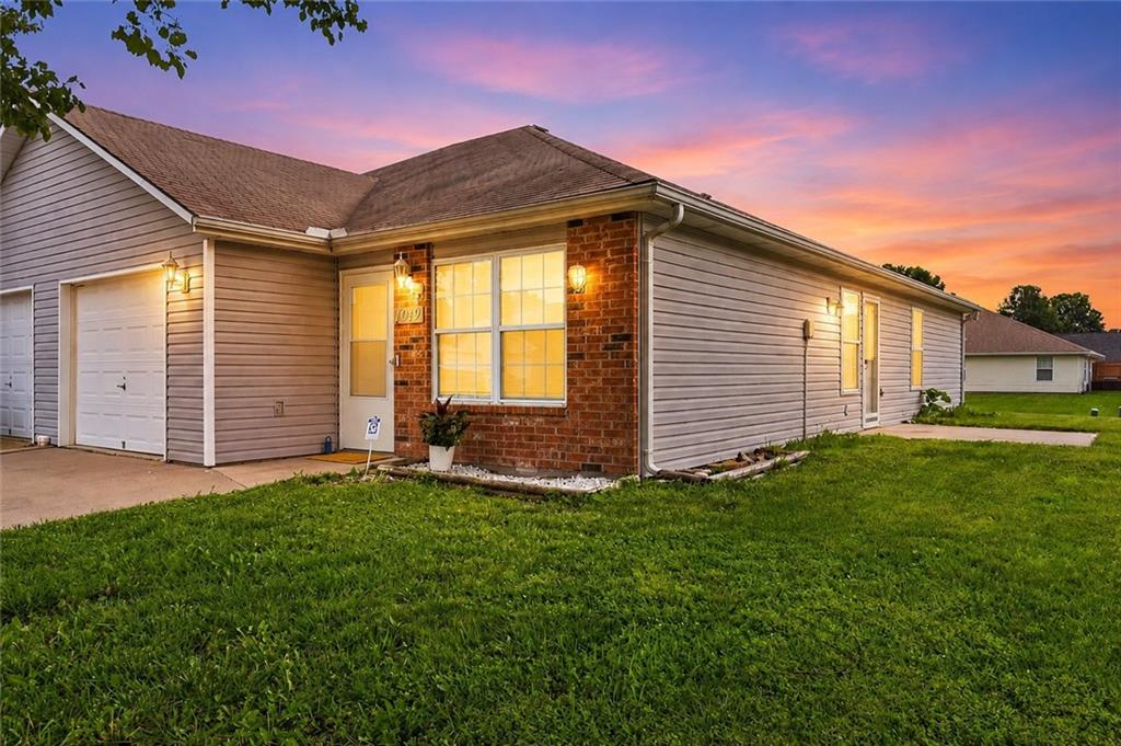 1019 Christie Ln, Grain Valley, MO 64029