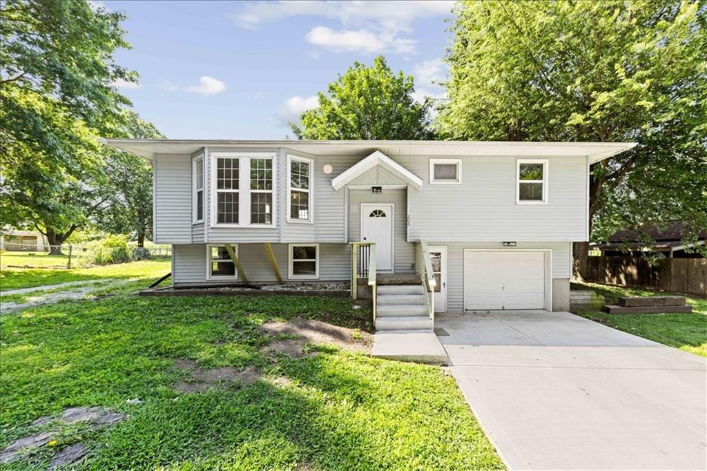 206 E 12th St, Lawson, MO 64062