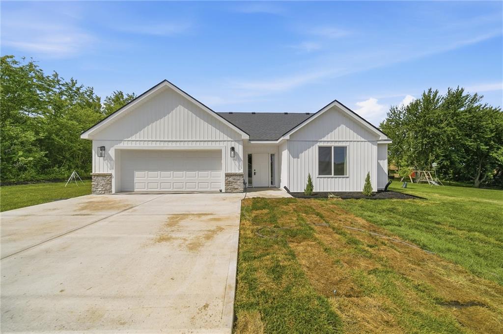 7847 Seneca Lake Rd, Ozawkie, KS 66070