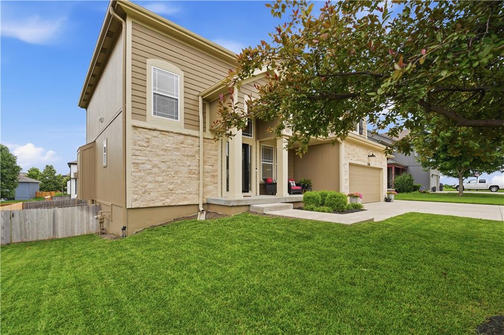 2268 W Concord Dr, Olathe, KS 66061