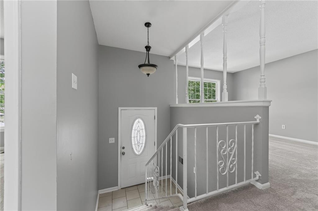 5924 NW Creekview Dr, Parkville, MO 64152