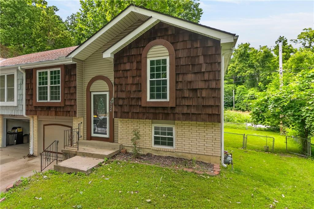5924 NW Creekview Dr, Parkville, MO 64152