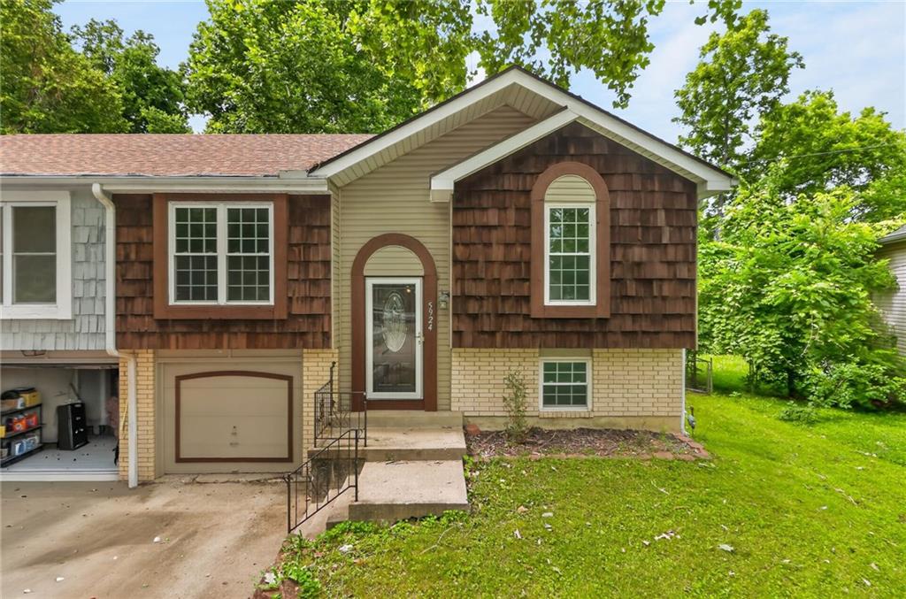 5924 NW Creekview Dr, Parkville, MO 64152