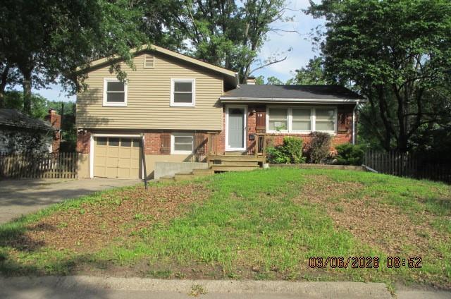 618 NW Kay Dr, Lee's Summit, MO 64063