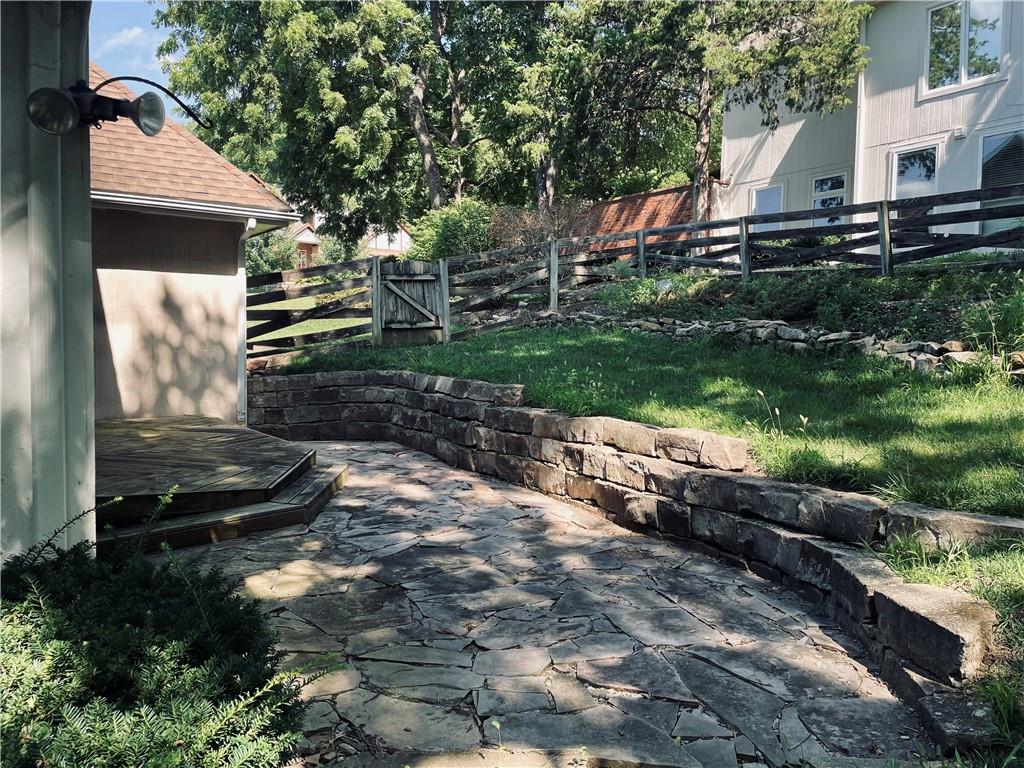 1609 Ridge Rd, Leavenworth, KS 66048