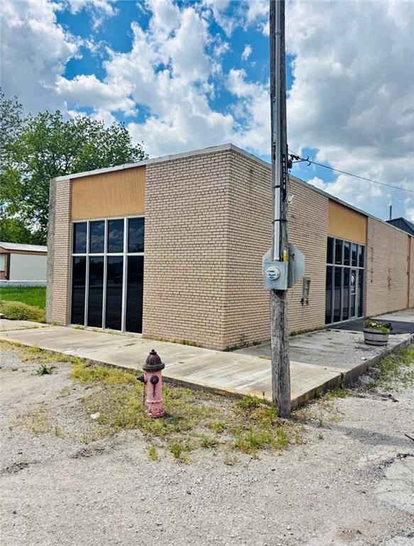 100 NE 2nd St, Hardin, MO 64035