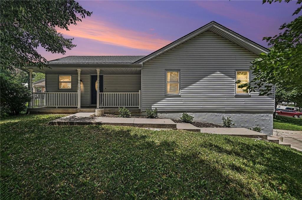 1720 Regency Dr, Kearney, MO 64060