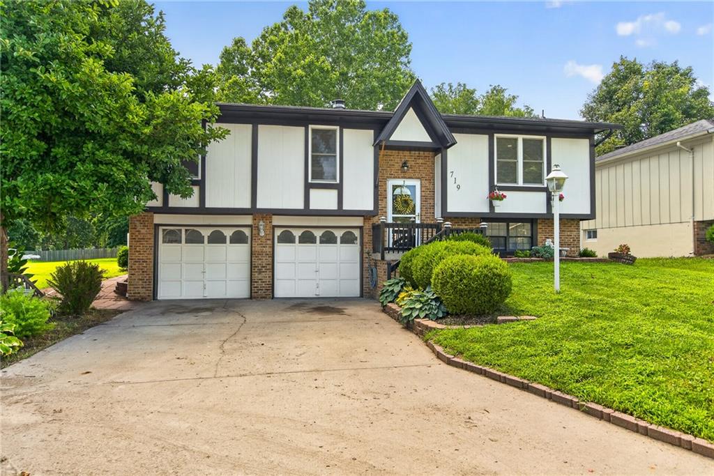 719 S 6th St, Edwardsville, KS 66111