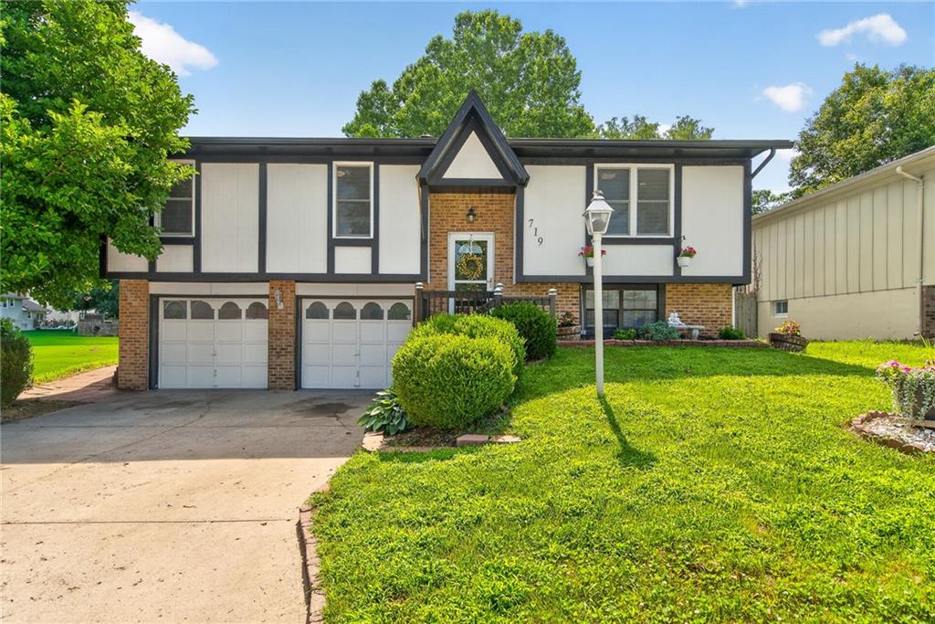 719 S 6th St, Edwardsville, KS 66111