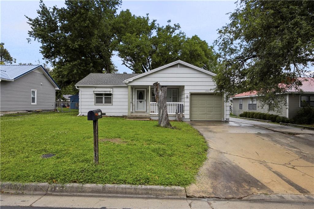 1223 N 4th St, Neodesha, KS 66757