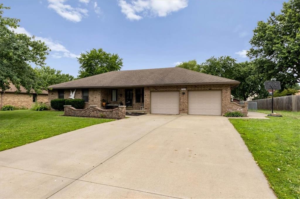 703 Ozark Short Line Ct, Odessa, MO 64076