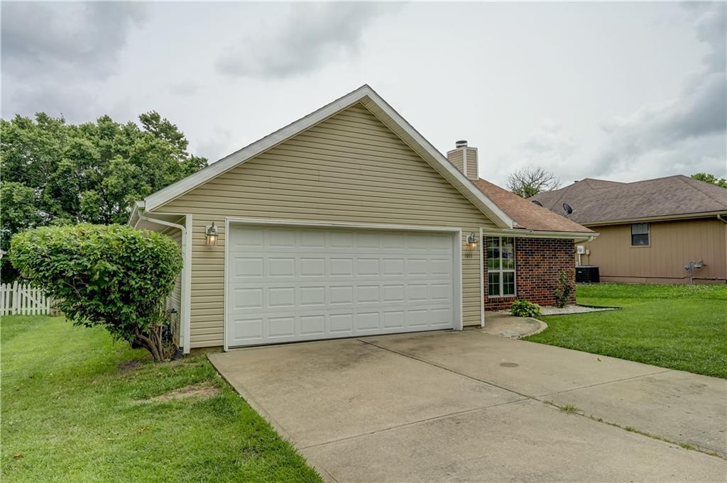 1011 Fox Run Dr, Warrensburg, MO 64093