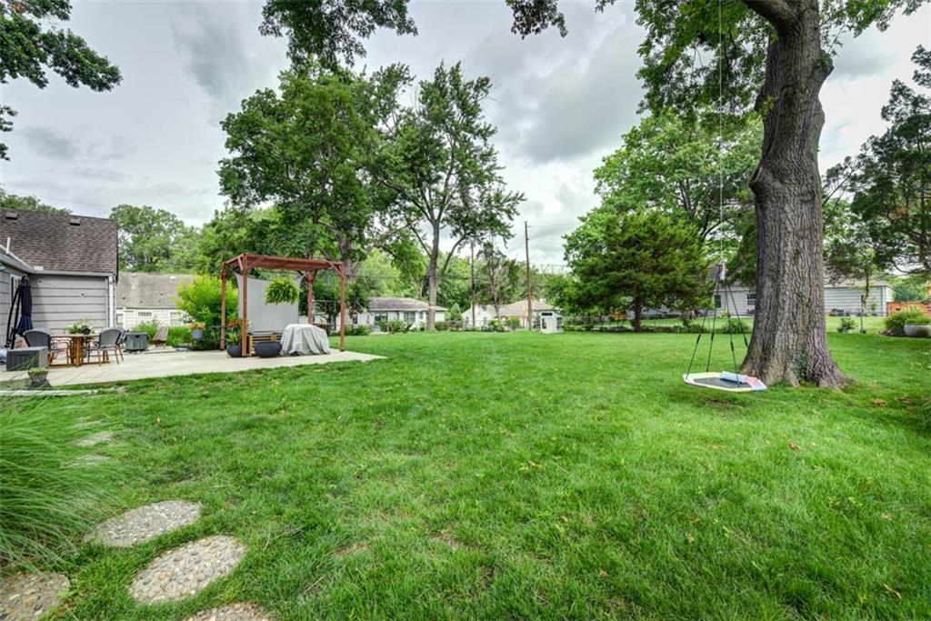 2016 W 83rd Ter, Leawood, KS 66206