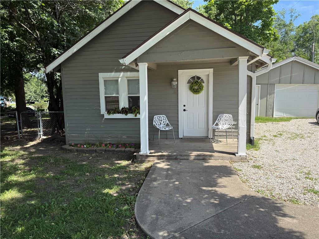 6 S 3rd St, Louisburg, KS 66053