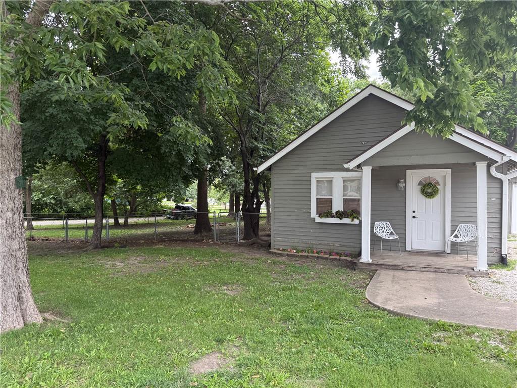 6 S 3rd St, Louisburg, KS 66053