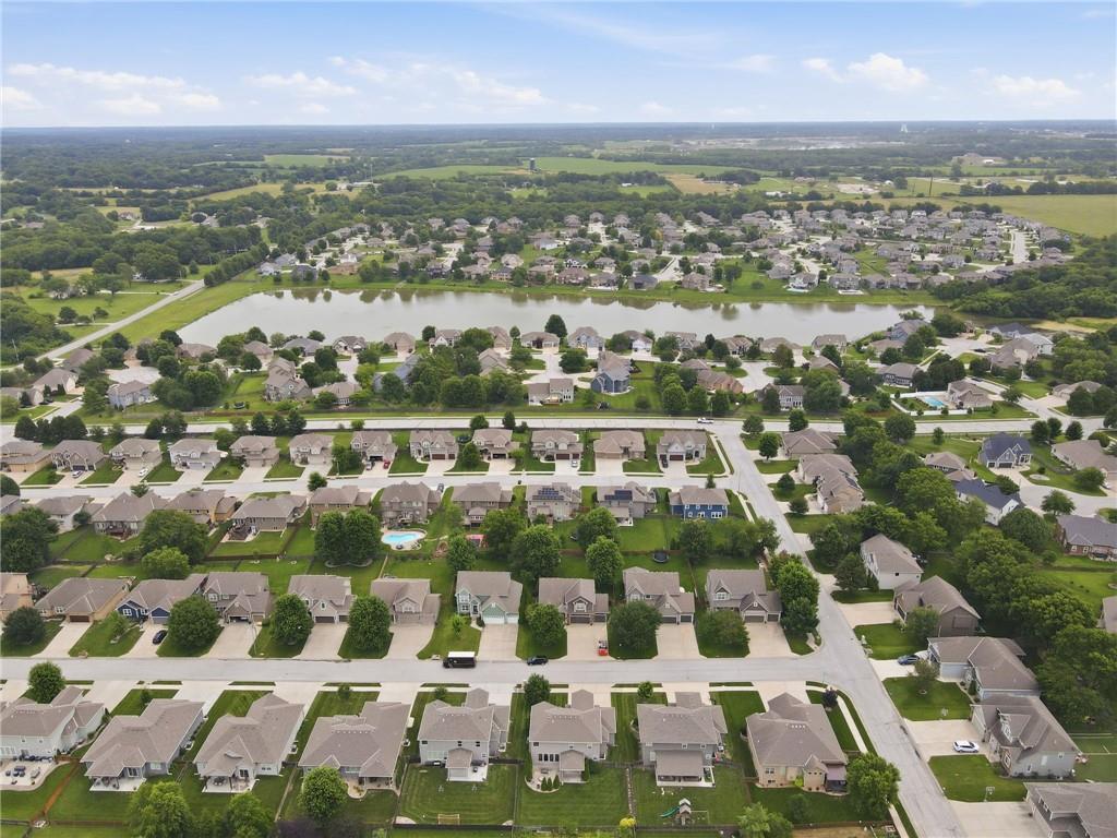 342 SE Highland Park Dr, Lee's Summit, MO 64063