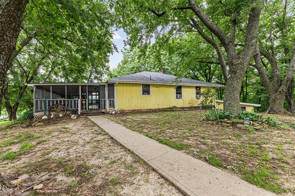 3252 SW Warnicks Rd, St Joseph, MO 64504